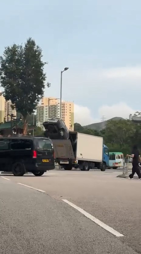 密斗貨車之後駛入青山公路元朗段。fb「車cam L(香港群組)」片段截圖 密斗貨車之後駛入青山公路元朗段。fb「車cam L(香港群組)」片段截圖