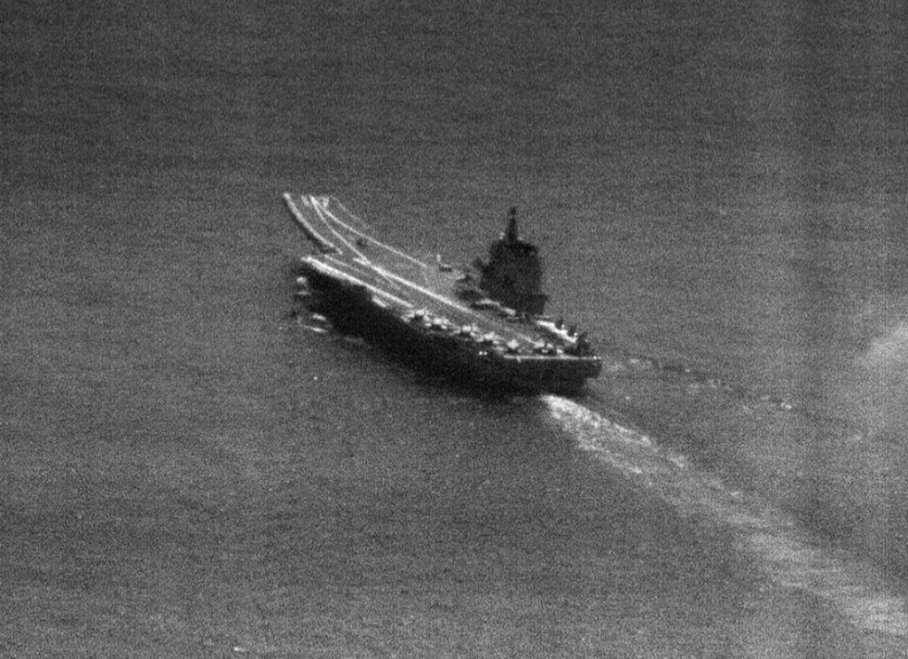 台军之前发布的「山东舰」经过台海照片。