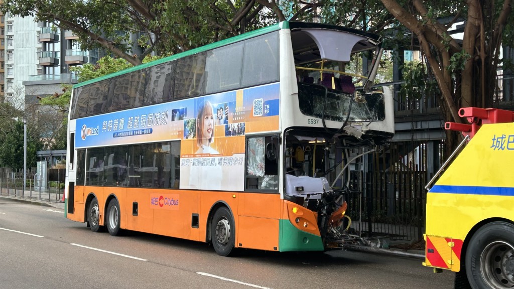 城巴車頭被劏開。 城巴車頭被劏開。