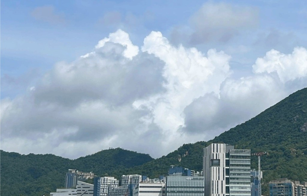 天文台續指,「積雲雖是獨立雲朵,但從遠 處看時,往往會出現多片積雲合併的效果。 由於一般擁有較大的垂直範圍,積雲可能發 展成層積雲及高積雲,甚至穿透已存在的層 積雲或高積雲。只要積雲保持獨立分離,它 們仍然是積雲。有時降雨中的積雲位處觀測 者之上,其特徵會難以察覺,也容易與高層 雲及雨層雲混淆」。fb「香港天文台」截圖(圖:Doris Wan / 2025年5月23日 / 又一村 / #CWOS) 天文台續指,「積雲雖是獨立雲朵,但從遠 處看時,往往會出現多片積雲合併的效果。 由於一般擁有較大的垂直範圍,積雲可能發 展成層積雲及高積雲,甚至穿透已存在的層 積雲或高積雲。只要積雲保持獨立分離,它 們仍然是積雲。有時降雨中的積雲位處觀測 者之上,其特徵會難以察覺,也容易與高層 雲及雨層雲混淆」。fb「香港天文台」截圖(圖:Doris Wan / 2025年5月23日 / 又一村 / #CWOS)