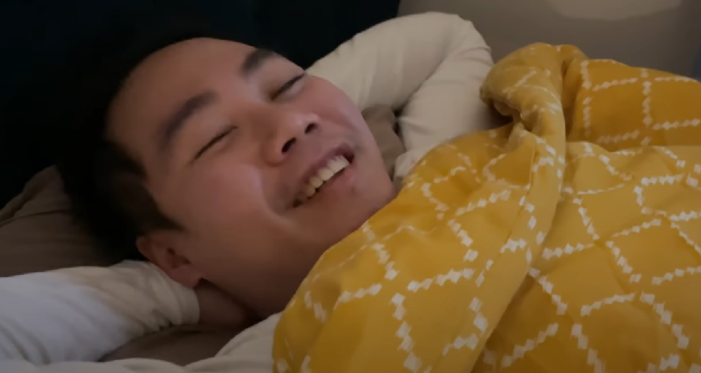 Coco哥染疫期間經常要卧牀休息。(片段截圖)