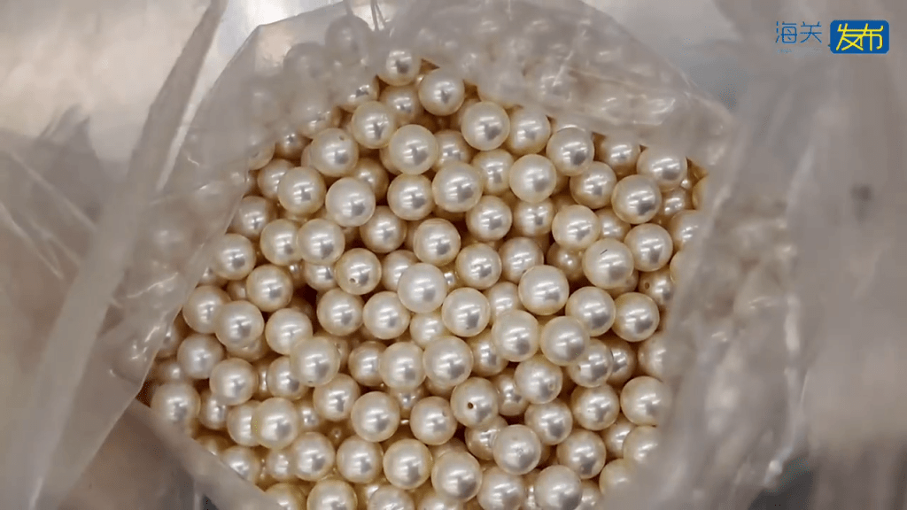 北上男煙盒藏5399顆珍珠,福田口岸斷正。 海關發布 北上男煙盒藏5399顆珍珠,福田口岸斷正。 海關發布