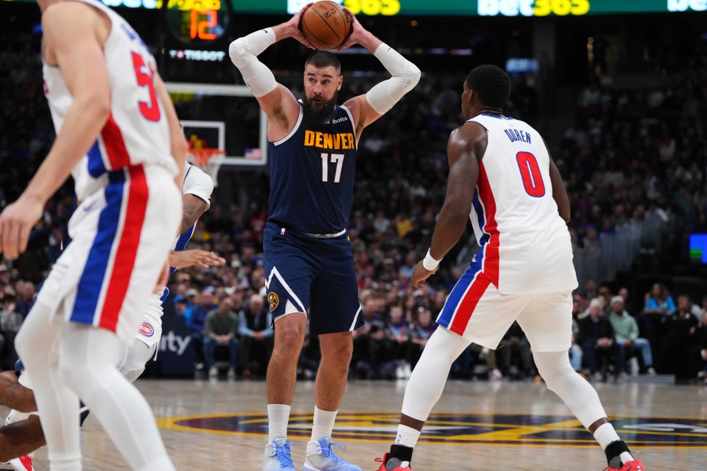 華蘭修納斯（中）今場傷癒復出，即貢獻16分及16個籃板。路透社