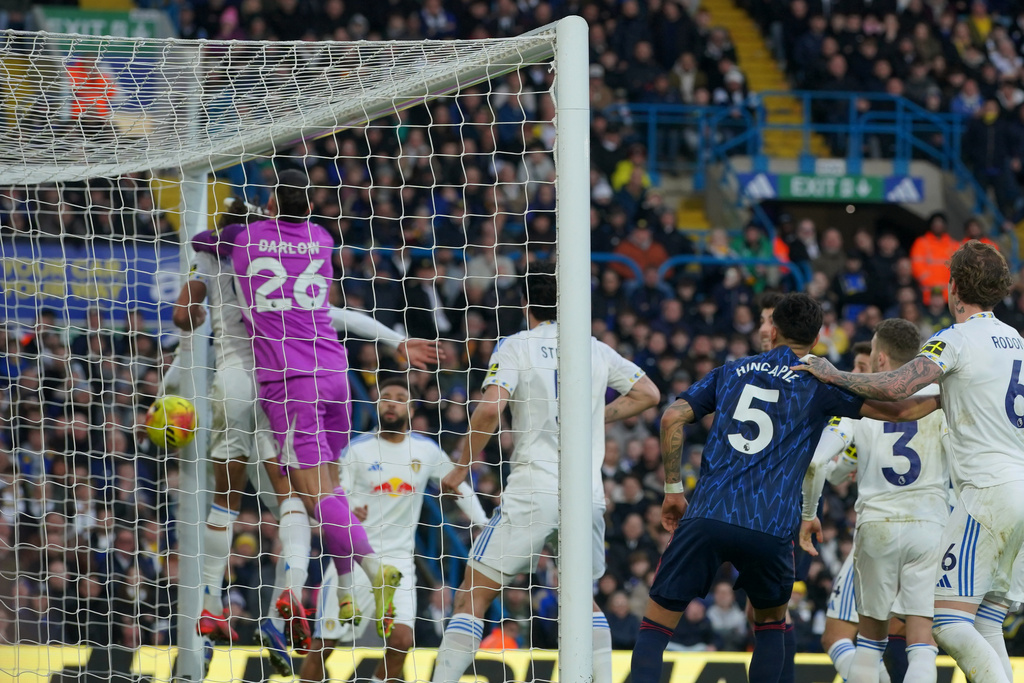 列斯聯門將卡爾達路擺烏龍。美聯社 列斯聯門將卡爾達路擺烏龍。美聯社