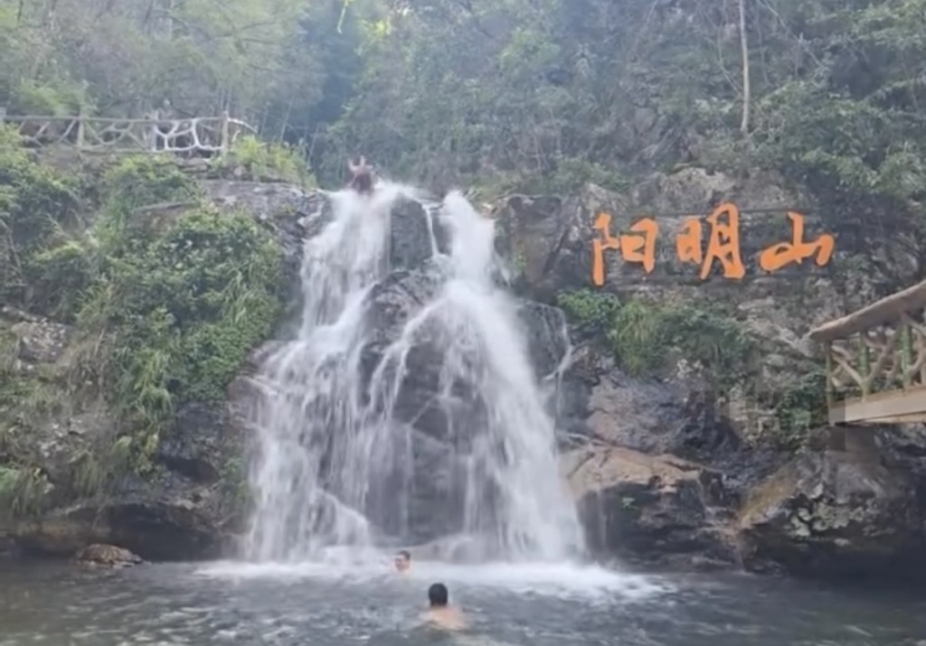 湖南景區2名遊客從瀑布掉落,期間撞上岩石。縱覽新聞 湖南景區2名遊客從瀑布掉落,期間撞上岩石。縱覽新聞
