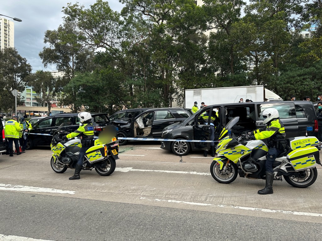 平治私家車企圖撞開其他私家車突圍而逃不果。梁國峰攝