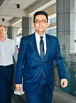 何東舜銘以其母的遺產執行人身分，入稟控告澳娛等。