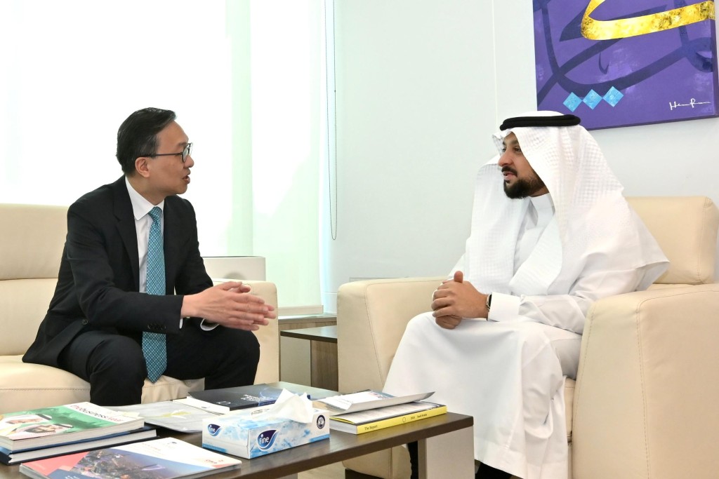 林定國（左）與沙特商事仲裁中心首席執行官Hamed Merah（右）會面。