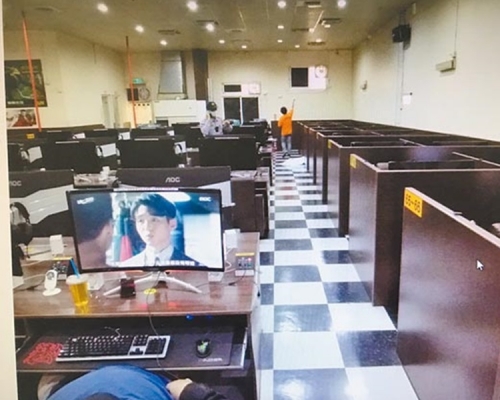 台中一名曹姓男子在螢幕前坐了2天後暴斃身亡。網上圖片