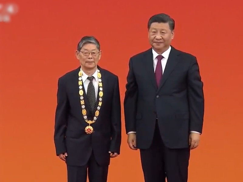 習近平將授予42人｢共和國勛章｣、｢友誼勛章｣和國家榮譽稱號獎章。央視直播截圖