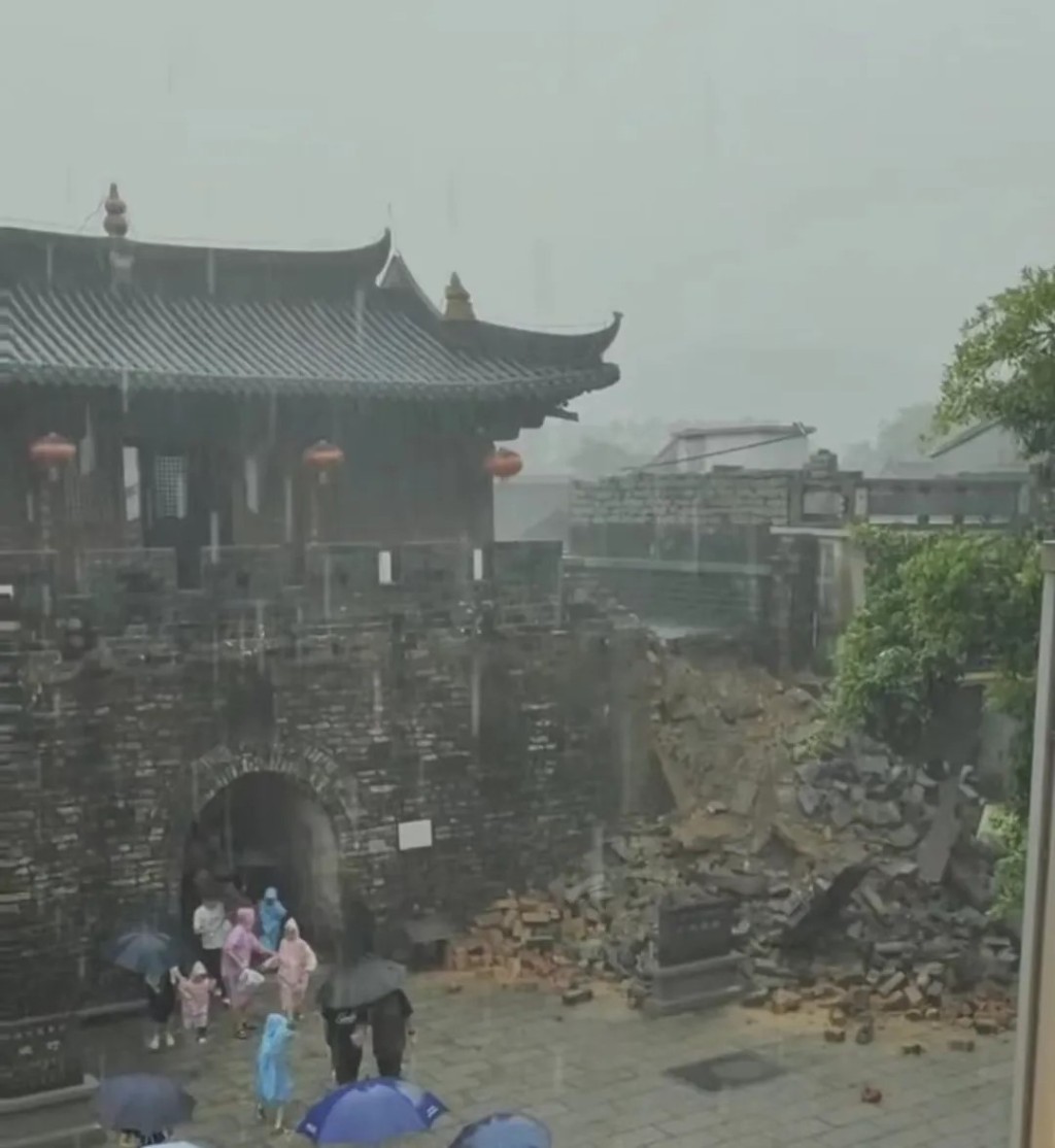 深圳大鹏所城部分城墙发生坍塌。