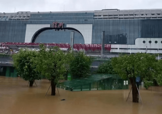 深圳火車站出現嚴重水浸，積水深到可划艇。