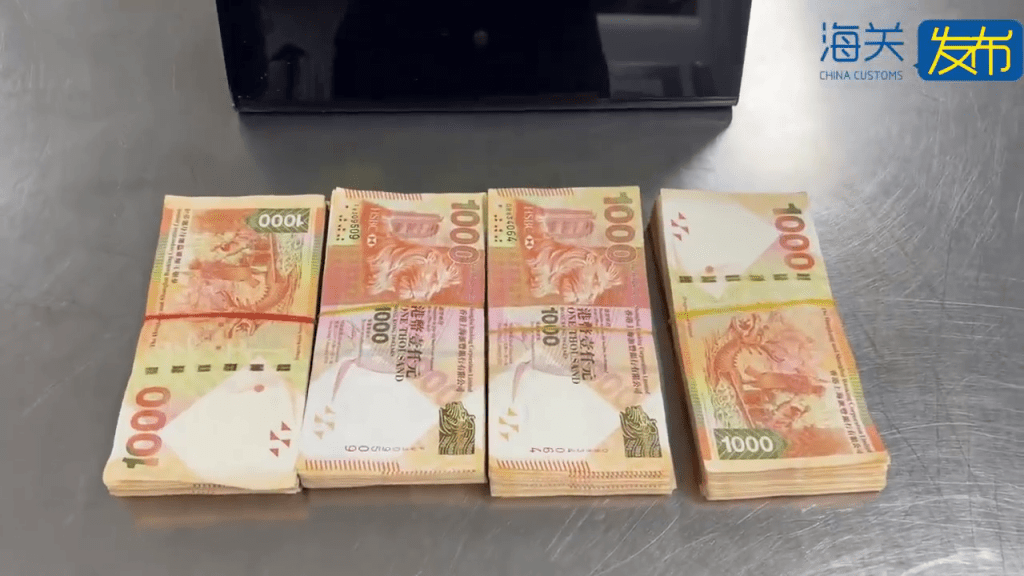 罗湖口岸，北上男腰腹裤袋藏40万港元。