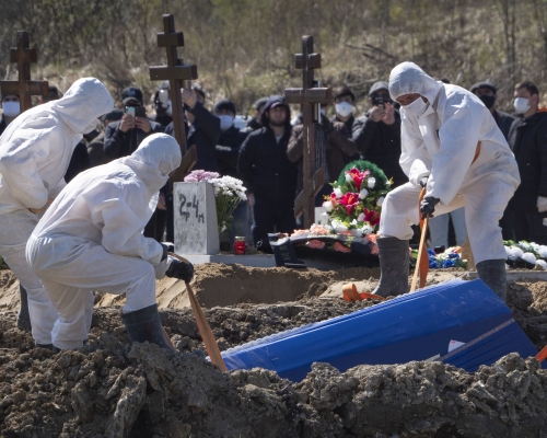 一名新冠肺炎死者在俄羅斯聖彼得堡郊外的科爾皮諾公墓下葬。 AP