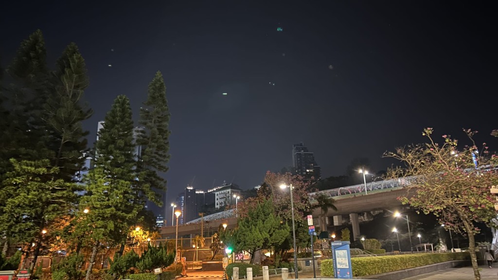 本港地區今日初時大致多雲,早上相當清涼。蔡楚輝攝 本港地區今日初時大致多雲,早上相當清涼。蔡楚輝攝