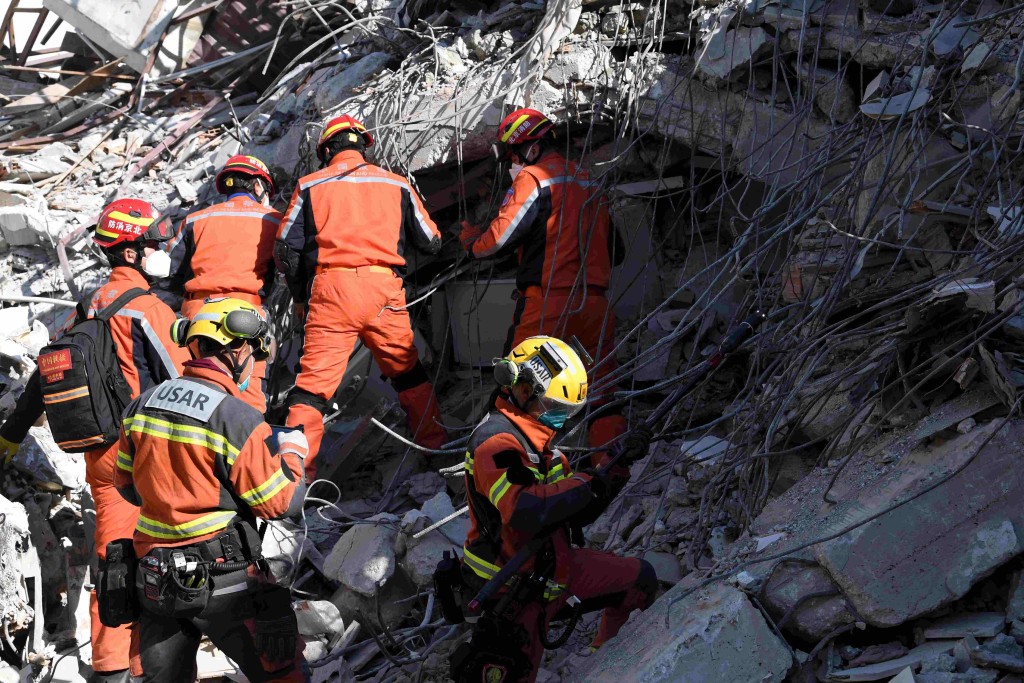 拯救人員搜索地震失蹤者。