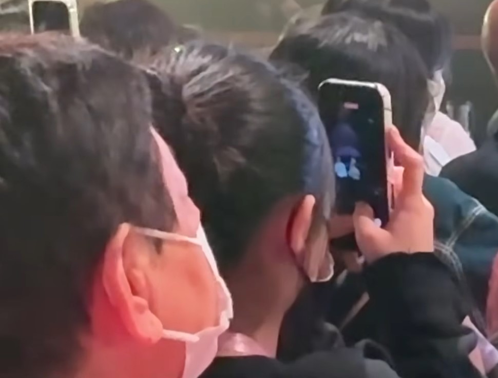 劉向蕙拿出手機拍下爸爸的演出。 劉向蕙拿出手機拍下爸爸的演出。