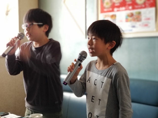 一位港媽帶同小朋友求診,小朋友「開始進入忘我境界」,並在場大聲地播放人氣兒歌《Baby Shark》,高歌「baby殺…嘟嘟嘟嘟…」。(示意圖 / 圖片來源:PhotoAC) 一位港媽帶同小朋友求診,小朋友「開始進入忘我境界」,並在場大聲地播放人氣兒歌《Baby Shark》,高歌「baby殺…嘟嘟嘟嘟…」。(示意圖 / 圖片來源:PhotoAC)