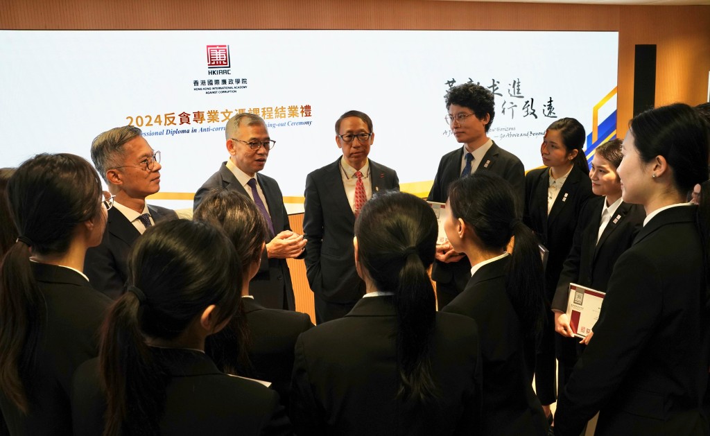 廉政專員及廉署首長級人員勉勵首屆課程畢業學員將廉署的反貪使命𠄘傳下去,實踐本屆課程的主題「革新求進,力行致遠」。廉政公署圖片 廉政專員及廉署首長級人員勉勵首屆課程畢業學員將廉署的反貪使命𠄘傳下去,實踐本屆課程的主題「革新求進,力行致遠」。廉政公署圖片