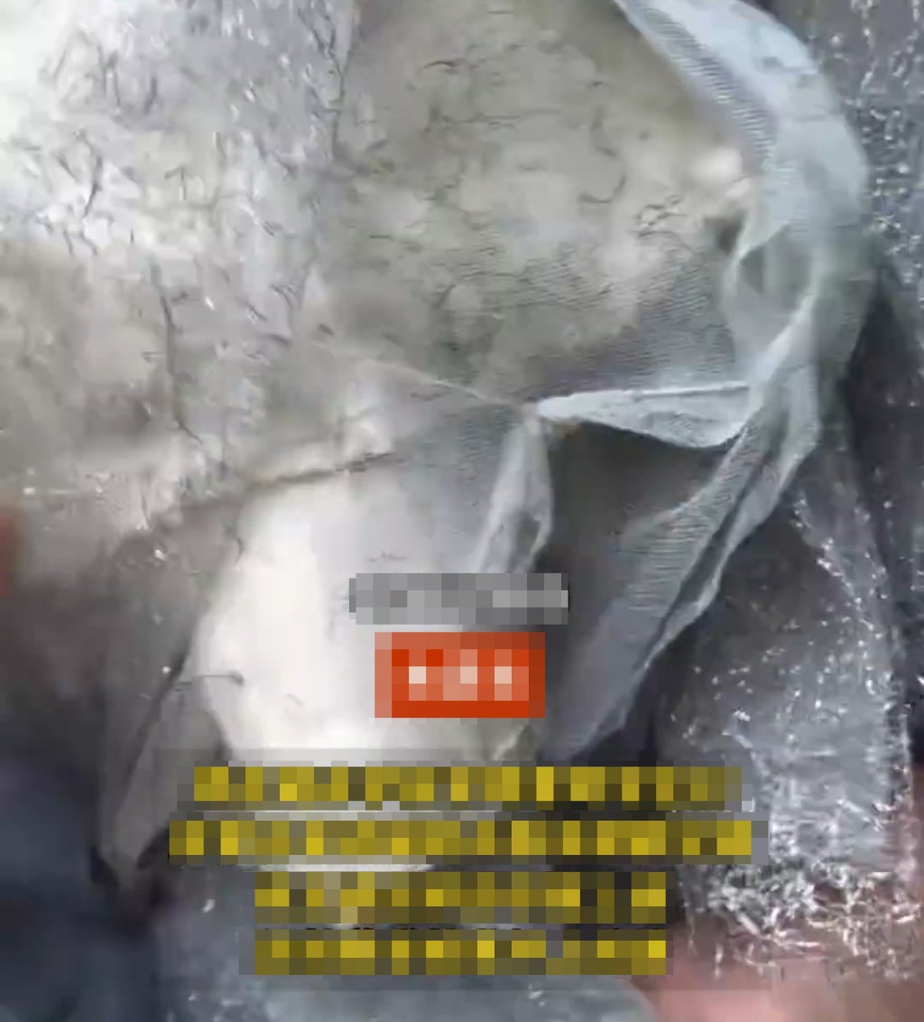 店主指,退回的制服有汗漬和草漬。 店主指,退回的制服有汗漬和草漬。