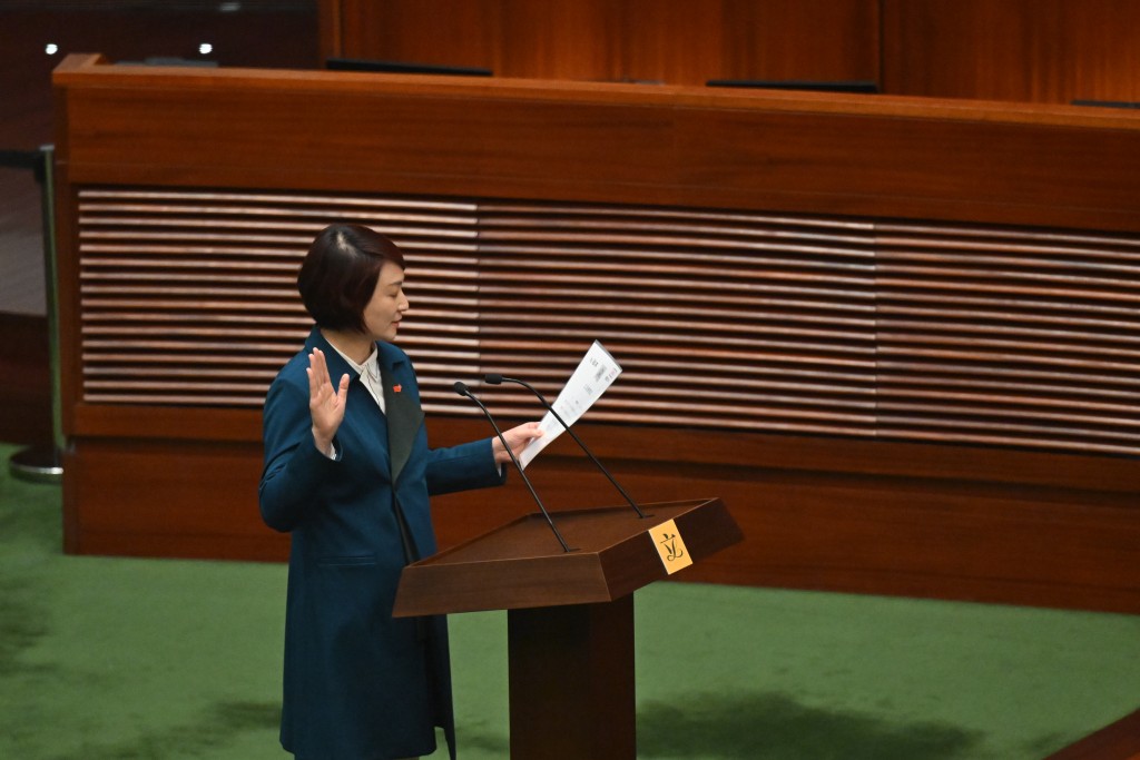 民建聯李慧琼首先宣誓。