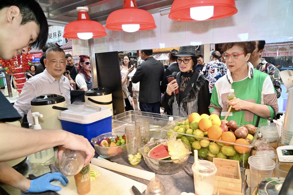 油麻地廟街販商商會和東門商會今天進行「港深文旅交流-廟街東門友好步行街簽約儀式」。鍾健華攝