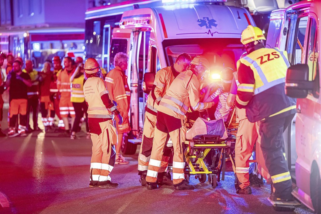 捷克火車相撞，釀4死26傷，救護人員正在將傷者送院。 美聯社