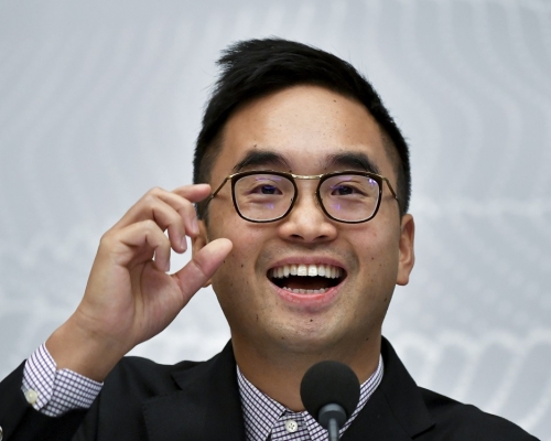 鄭志剛表示，期望捐出農地以紓緩本港土地房屋問題。