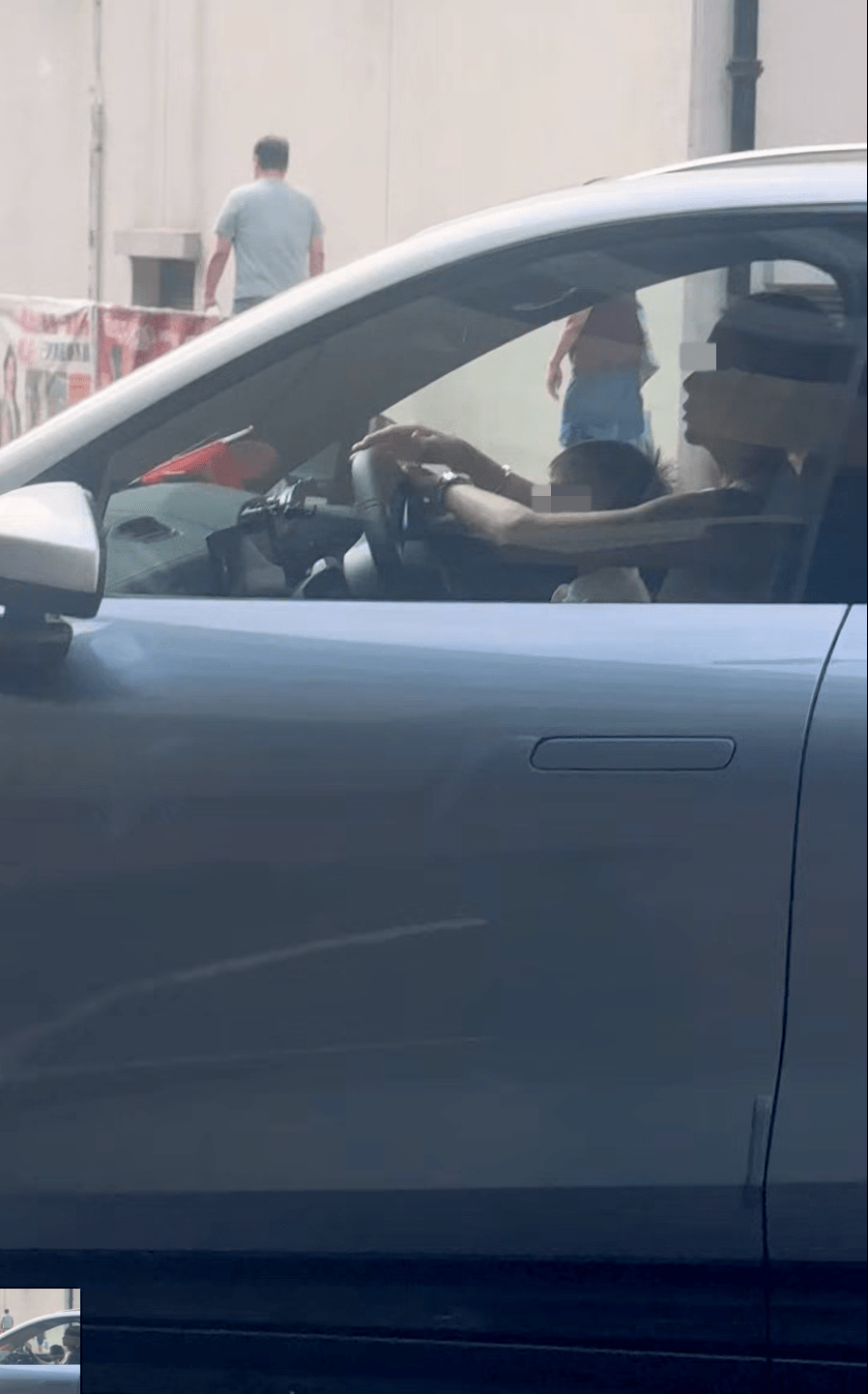 梨木樹邨一名女司機駕駛期間，將一名幼童放在大腿上。車cam L（香港群組）影片截圖