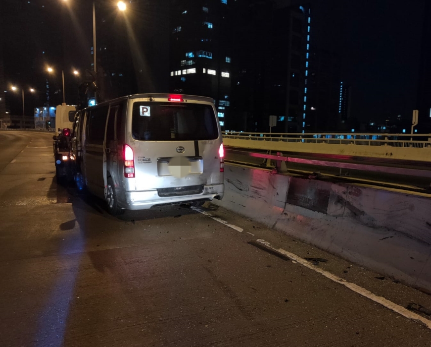 客貨車車頭及車身損毀。