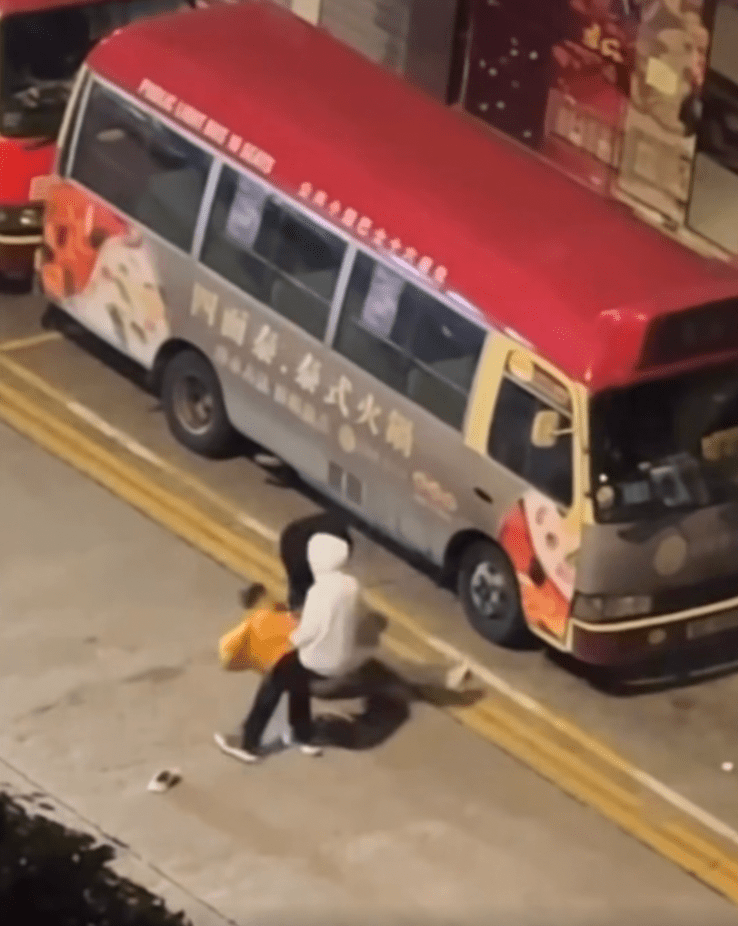 混亂中,橙衣男子起腳反抗,卻失足倒地,鞋子亦甩脫。fb「車cam L(香港群組)」 混亂中,橙衣男子起腳反抗,卻失足倒地,鞋子亦甩脫。fb「車cam L(香港群組)」