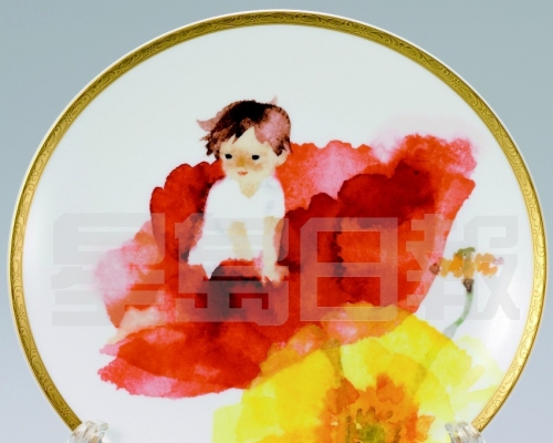這款NARUMI骨瓷餐具把著名的日本畫家岩崎知弘的作品，放置在高貴的骨瓷餐碟上，自1997年以來每年推出一隻年度紀念碟，圖中為2018年名為「罌粟花懷裡的寶寶」碟子。(A)