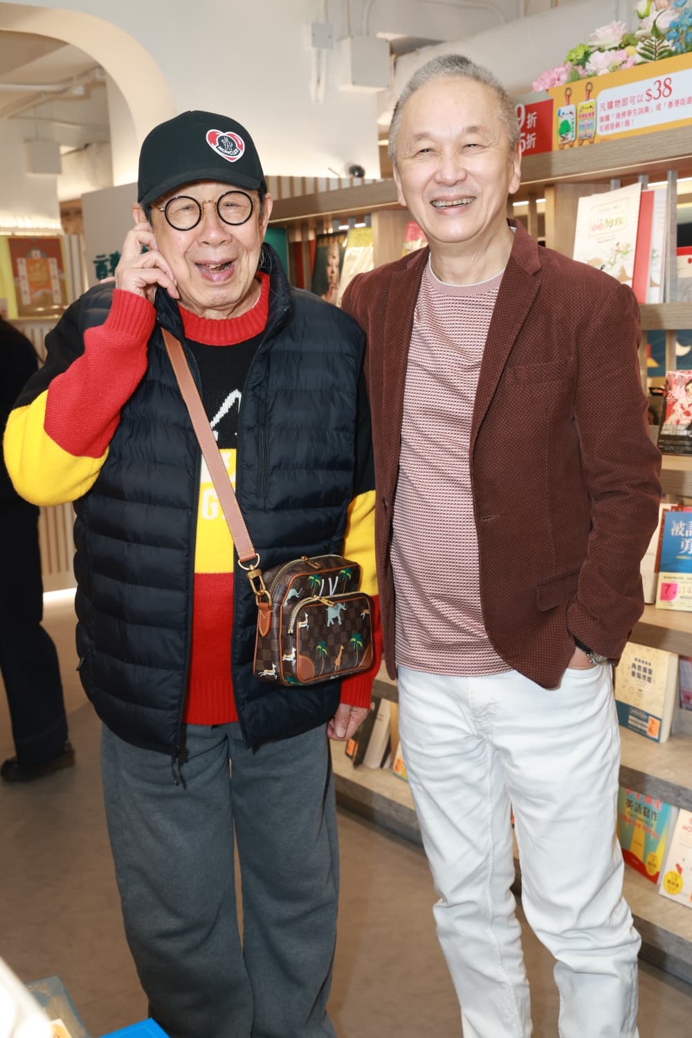 金像獎導演陳德森舉行新書《生命當舖》發布會,圈中好友胡楓前來撐場。 金像獎導演陳德森舉行新書《生命當舖》發布會,圈中好友胡楓前來撐場。