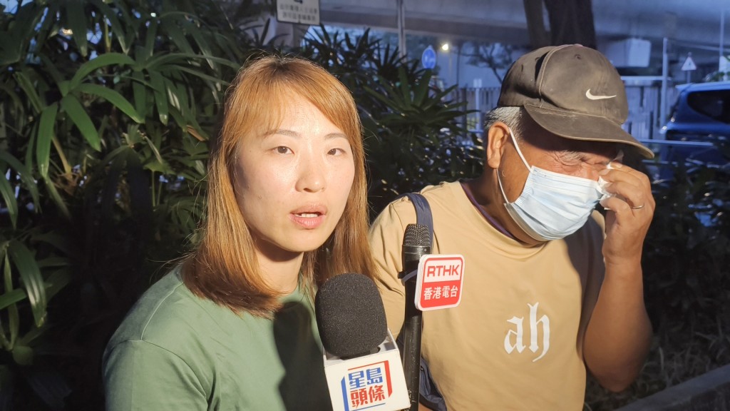 張父(右)老淚縱橫,泣訴「我真係唔知點……突然之間就無咗個仔」。徐裕民攝 張父(右)老淚縱橫,泣訴「我真係唔知點……突然之間就無咗個仔」。徐裕民攝