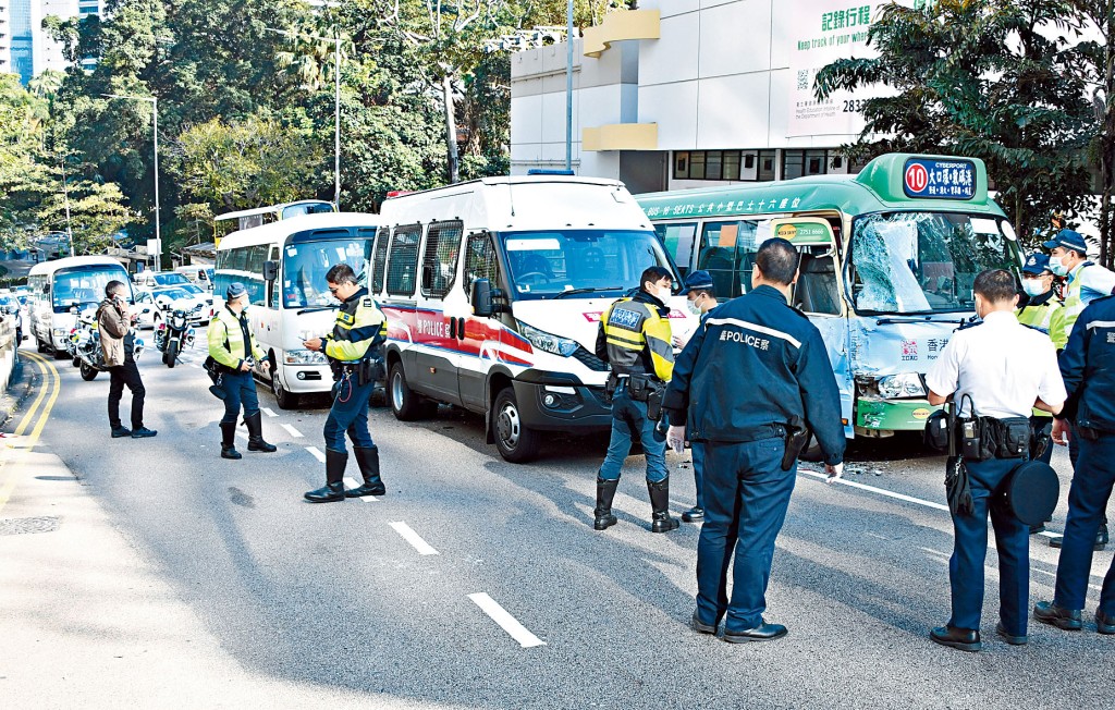 警車在紅棉路溜後百米，先後撞三輛車始停下，
