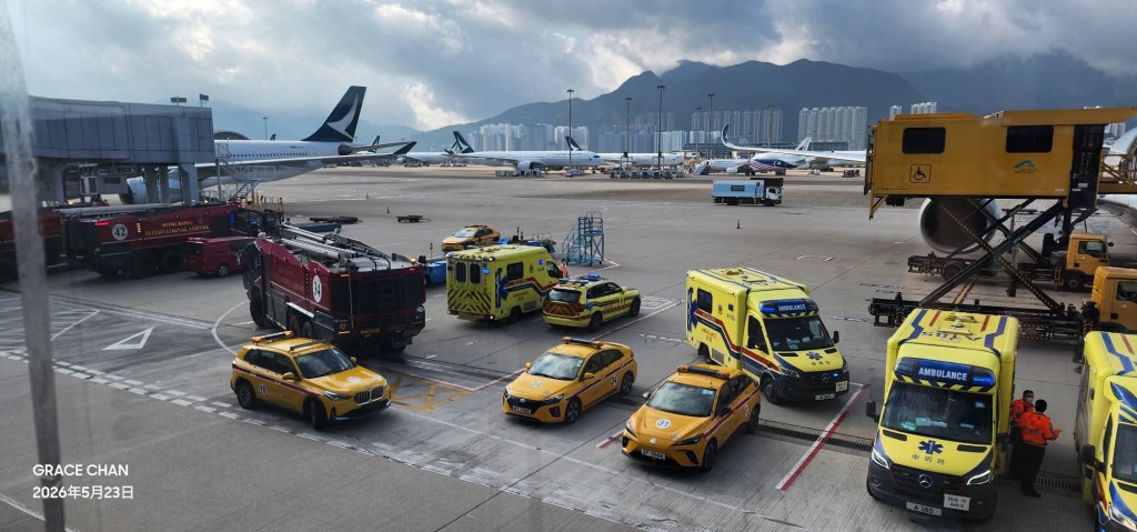多部救護車到場。Fb香港機場實況討論區 多部救護車到場。Fb香港機場實況討論區
