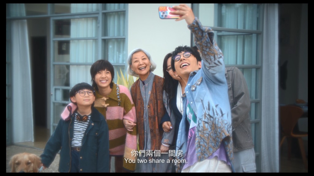 《金多宝》阵容包括金燕玲、钟雪莹、MIRROR成员吕爵安(Edan)、李尚正、杨诗敏(虾头)等实力阵容主演。 《金多宝》阵容包括金燕玲、钟雪莹、MIRROR成员吕爵安(Edan)、李尚正、杨诗敏(虾头)等实力阵容主演。