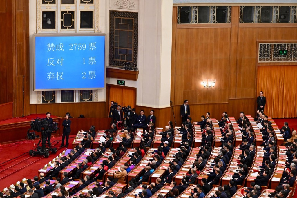 由國務院總理李強發表的政府工作報告，在2759票贊成，1票反對，2票棄權下，高票通過。