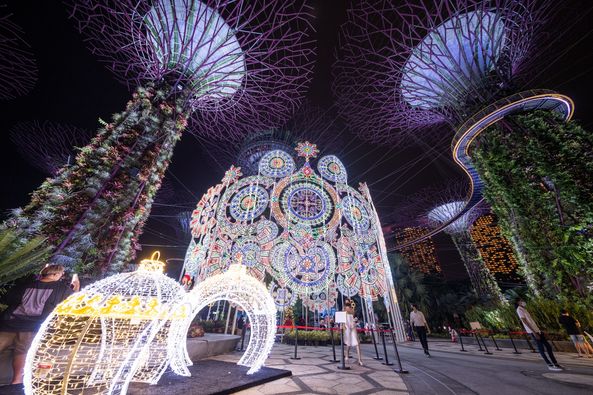 在濱海灣花園的「聖誕仙境」可賞到由意大利工匠精製的七層高Spalliera。