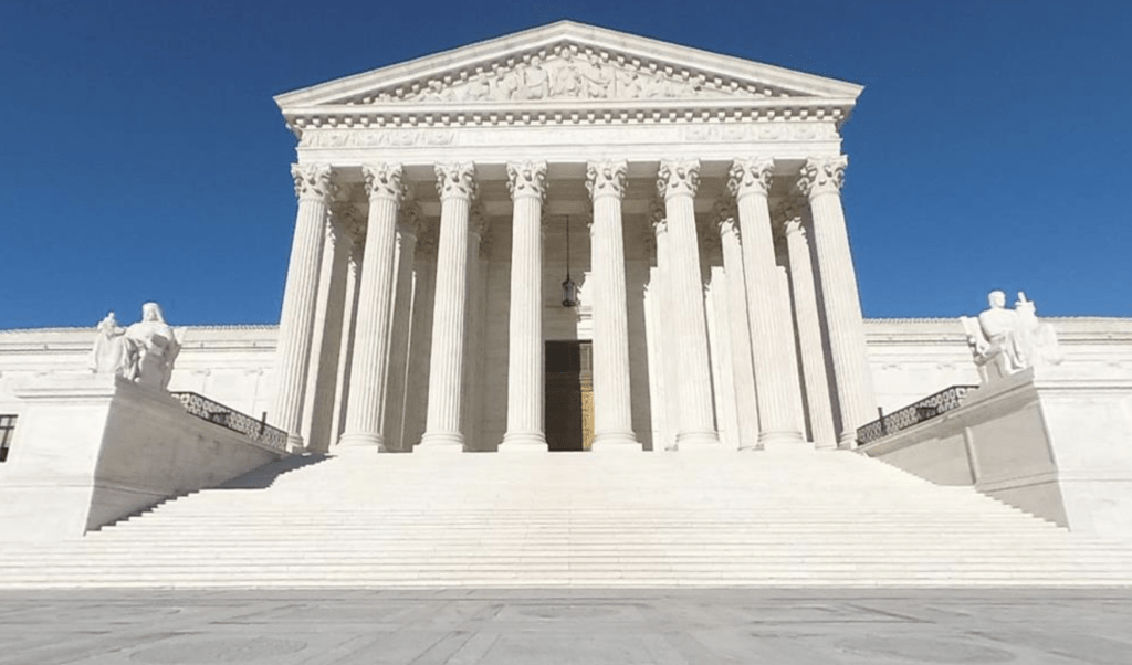 美國最高法院週五以6比3裁定,推翻了總統特朗普依據《國際緊急經濟權力法》(IEEPA)而實施的全面關稅政策。 美國最高法院週五以6比3裁定,推翻了總統特朗普依據《國際緊急經濟權力法》(IEEPA)而實施的全面關稅政策。