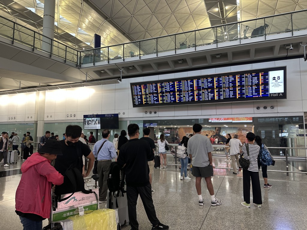 大批旅客滞留机场。资料图片