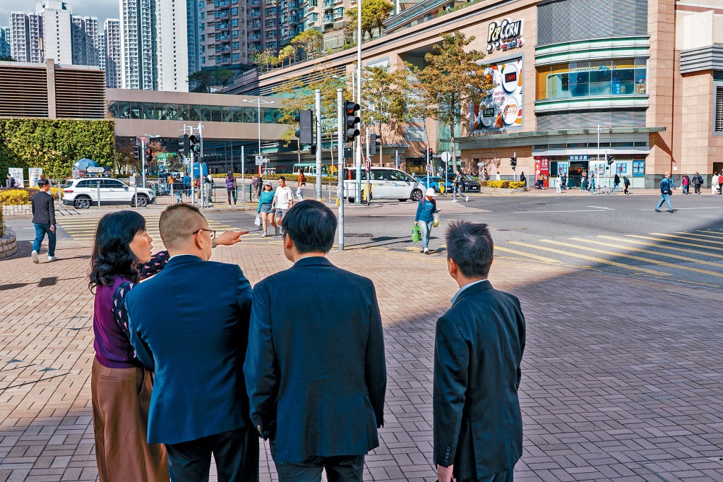 今年起全港对角行人过路处增至15个，陈美宝早前到将军澳视察「对角行人过路处」落实情况。