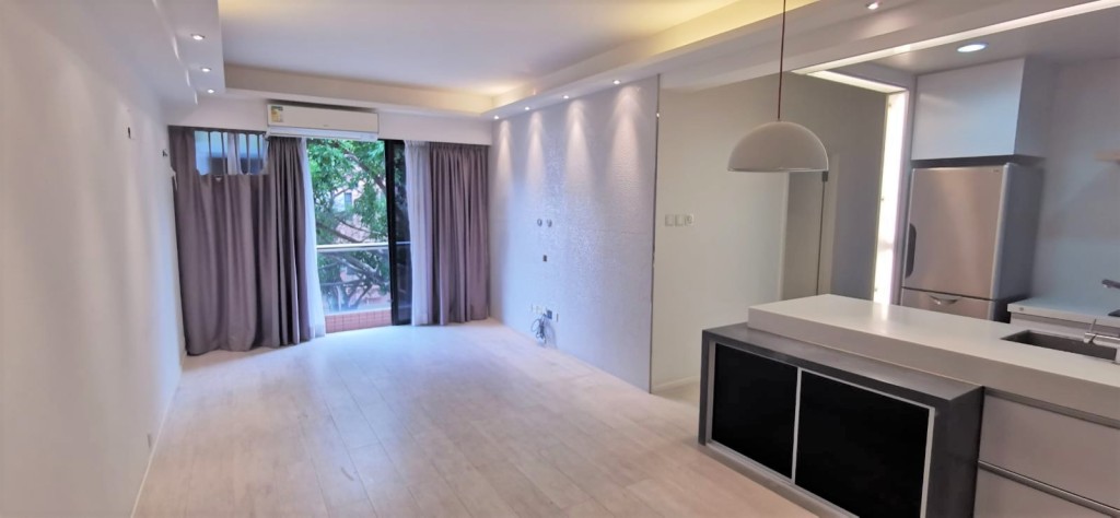 單位裝修時尚雅緻，以白色為主調，份外光猛。