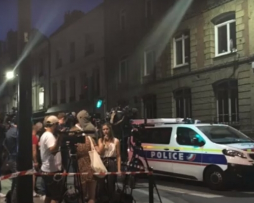 持械獨行匪徒與接報到場的警員對峙了大約6小時。警員拘捕了疑匪後救出第6名人質。網上影片截圖
