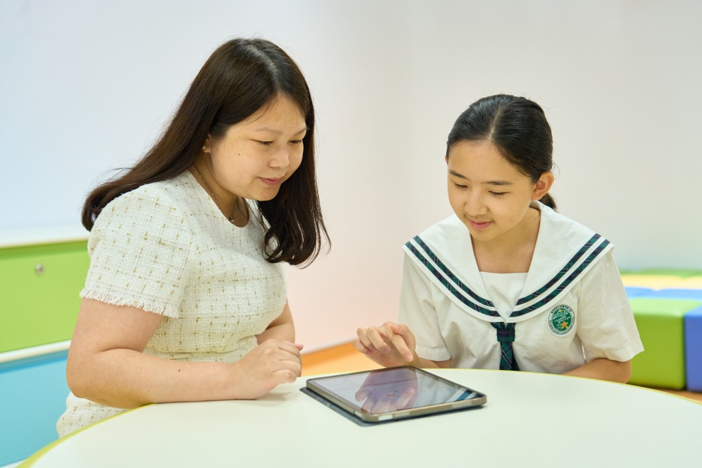 (左起)香港教育大學賽馬會小學張錦欣校長、小六生張凱嵐(圖片來源:《親子王》) (左起)香港教育大學賽馬會小學張錦欣校長、小六生張凱嵐(圖片來源:《親子王》)