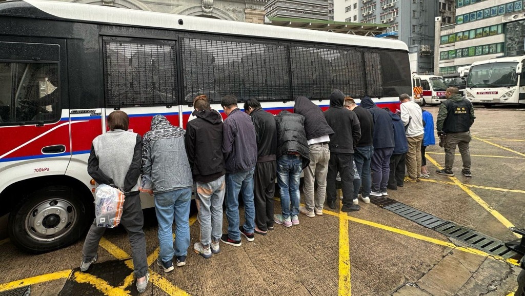 警破上海街大型毒窟 拘負責人及37名吸毒者 檢11萬元各類毒品