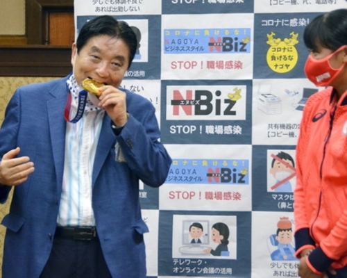 國際奧委會同意為後藤希友(右)更換被咬過的奧運金牌。路透社資料圖片