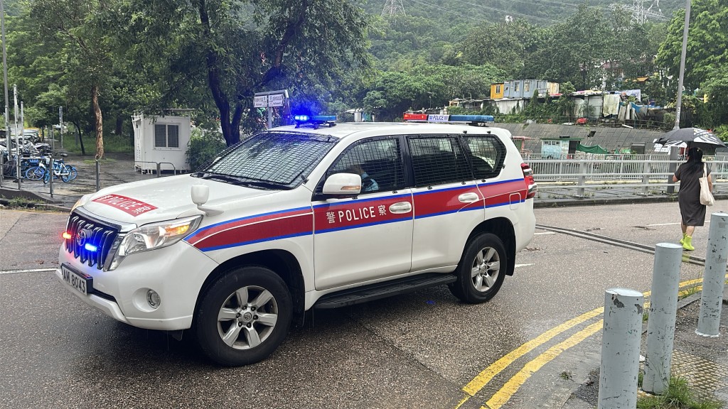 沙田下城門水塘水位達到警戒線,警車到場。劉漢權攝 沙田下城門水塘水位達到警戒線,警車到場。劉漢權攝