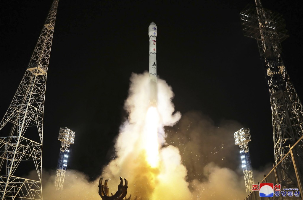 北韓日前試射軍事偵察衛星失敗，圖為去年11月北韓一枚軍事偵察衛星發射升空。路透社