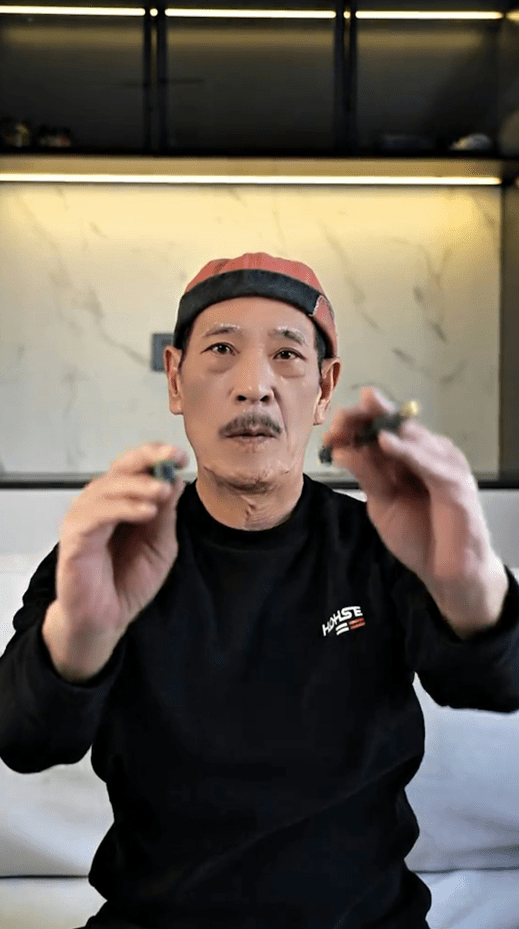鍾發身形與樣貌保養得宜，絲毫不見老態。